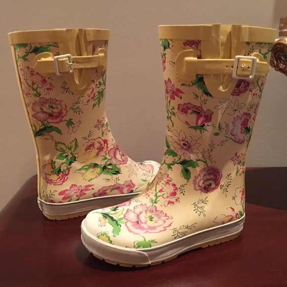 Land’s End Cutest rain boots. - Picture 2 of 8